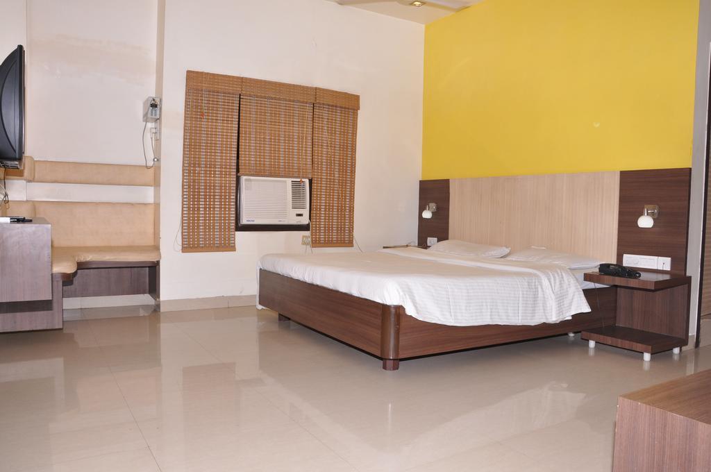 Sivamurugan Hotel Kumbakonam Buitenkant foto